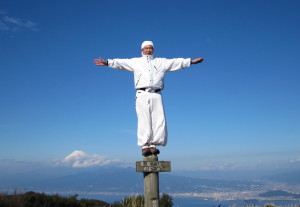 金冠山の峰にて　足もと（？）に富士山